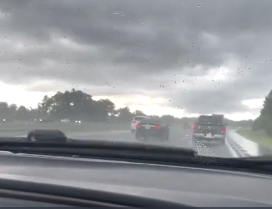 Hoảng hồn trước cảnh ô tô bị sét đánh trúng trên đường cao tốc